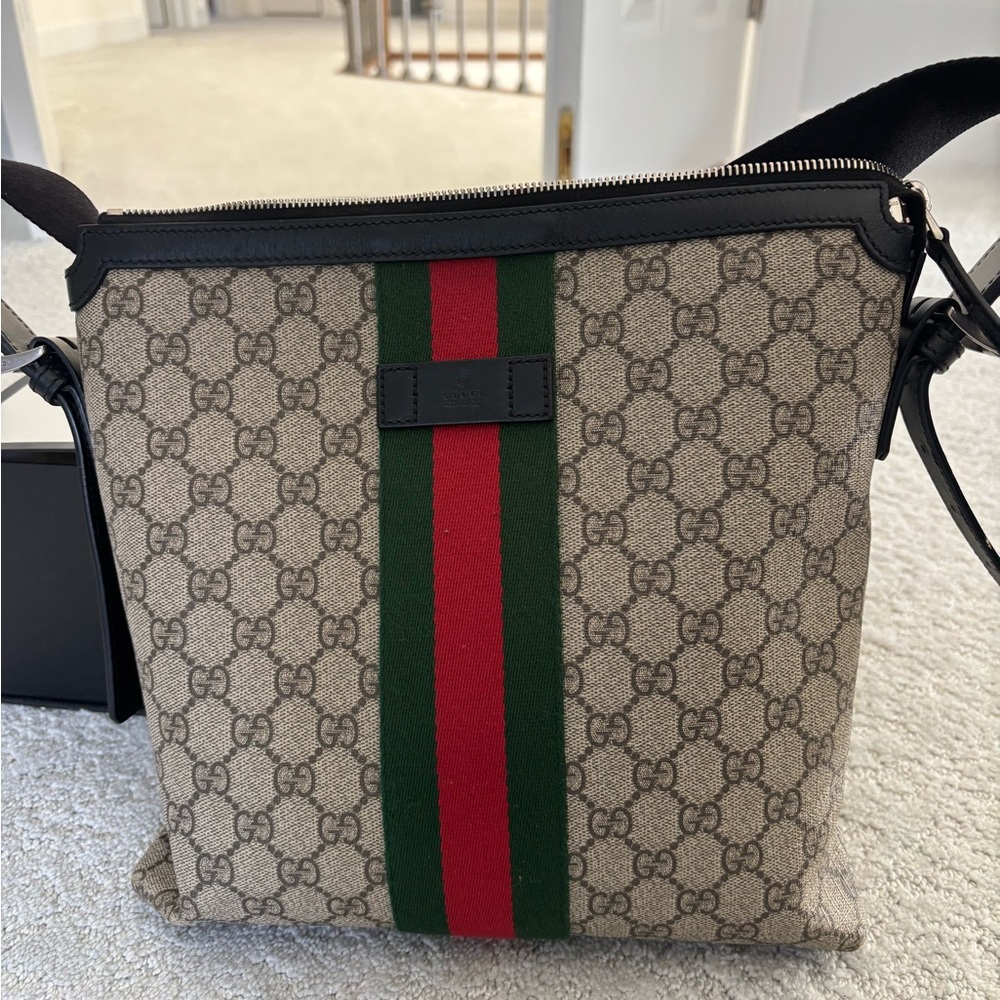 Gucci Beige and Black Monogram crossbody Messenger Bag - Picture 3 of 7